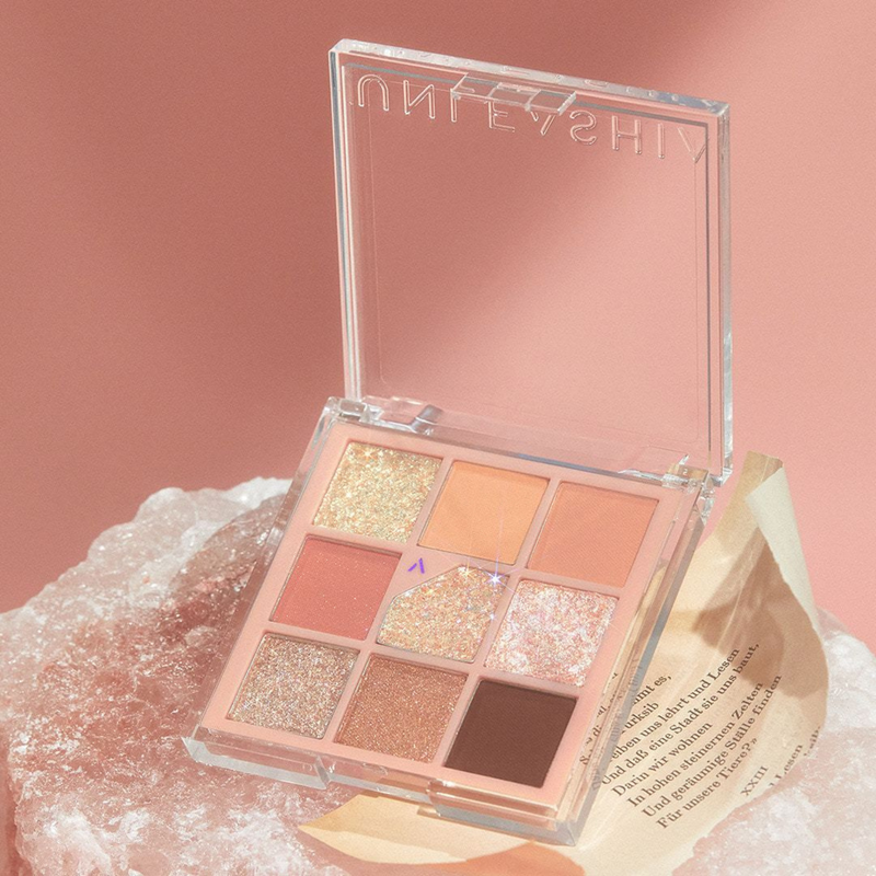 Glitterpedia Eye Palette - N°3 All of Coral Pink in pink background